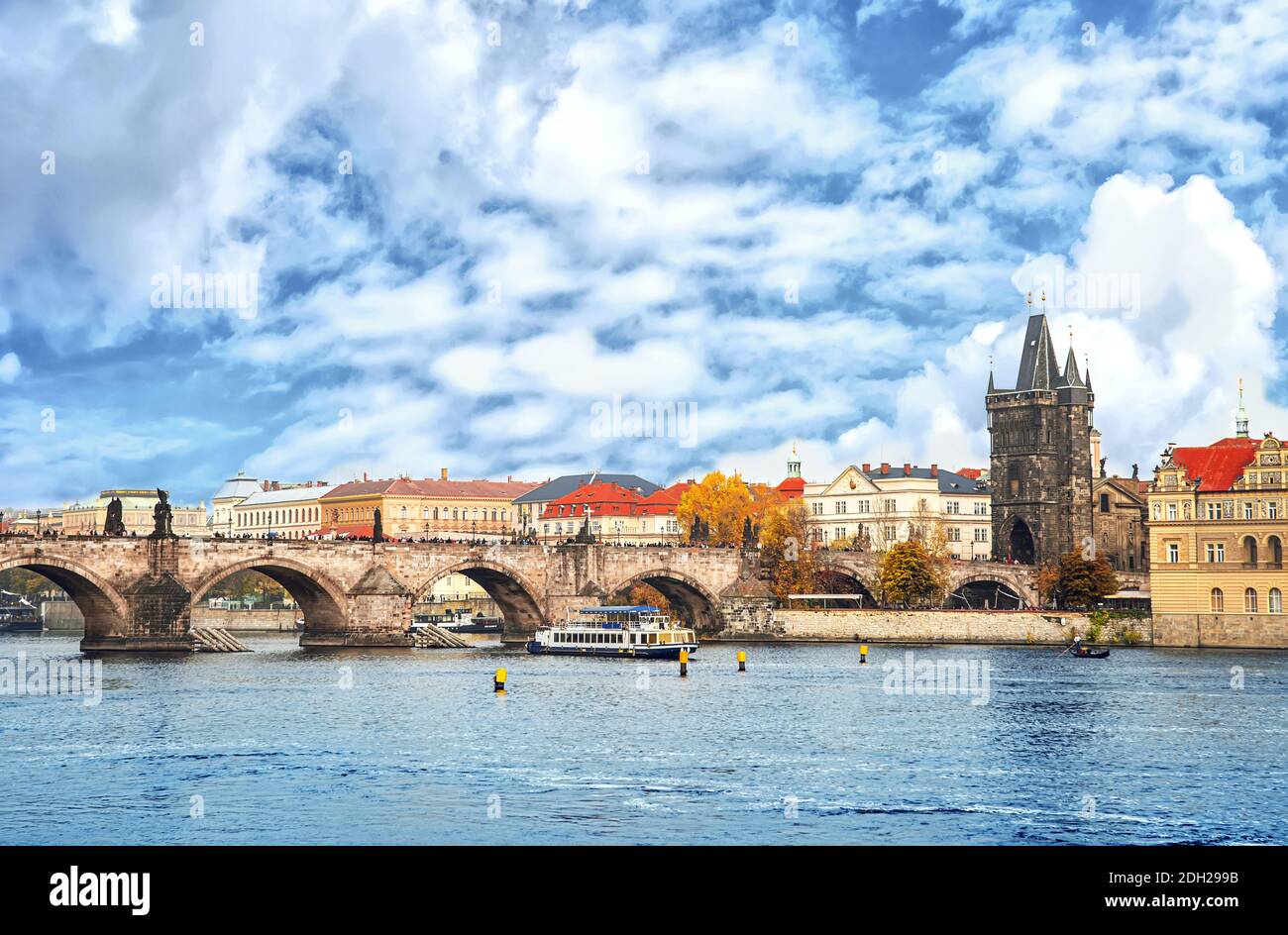 Panorama della parte vecchia di Praga sul Vecchio Ponte della città e Torre del ponte del fiume Vlatva Foto Stock