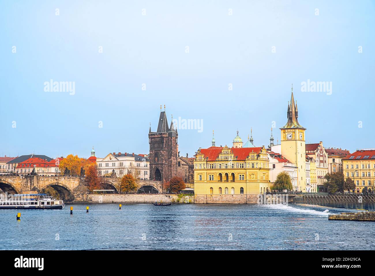 Panorama della parte vecchia di Praga sul Vecchio Ponte della città e Torre del ponte del fiume Vlatva Foto Stock