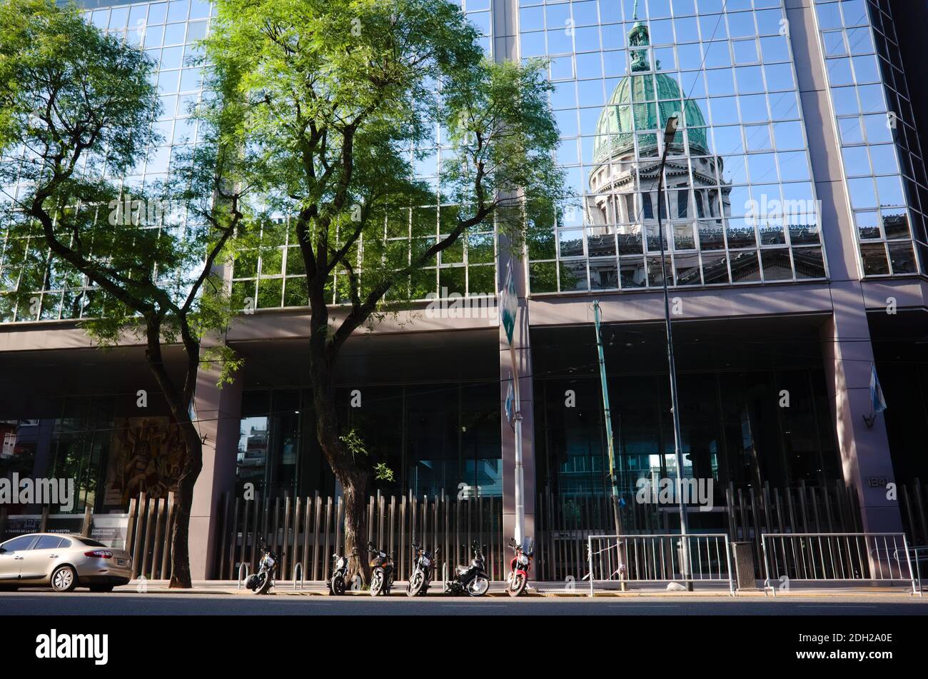 Buenos Aires, Argentina - Gennaio, 2020: Cupola del Congresso Nazionale dell'edificio argentino riflessa nel più vicino edificio di uffici in vetro. Foto Stock