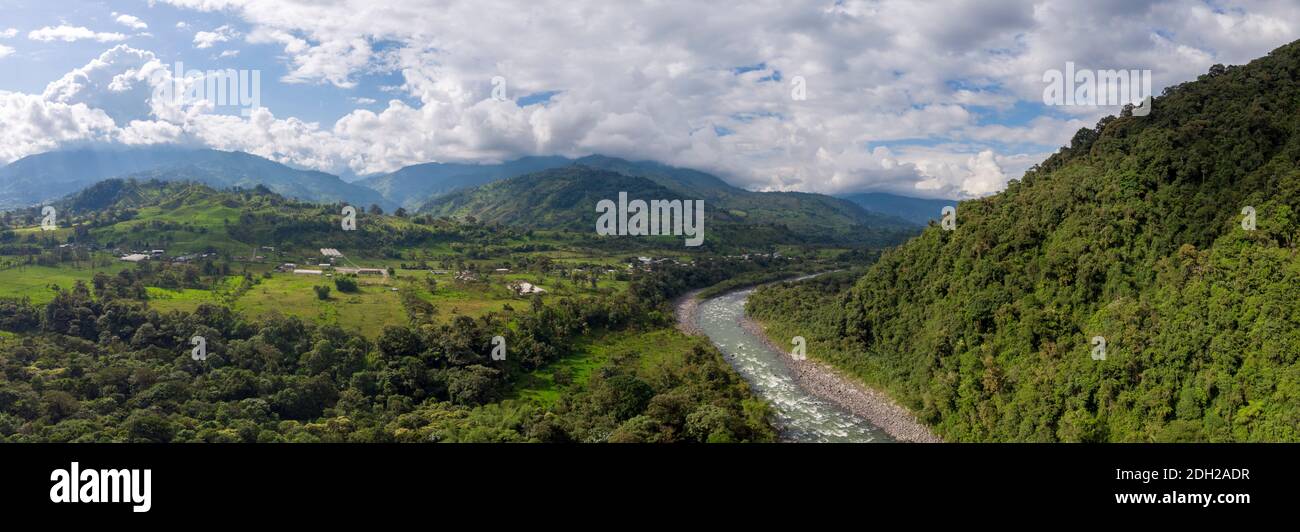 Vista panoramica aerea del Rio Quijos alle pendici amazzoniche delle Ande che guardano ad est. La riva del fiume con foresta pluviale montana, terra liberata f Foto Stock
