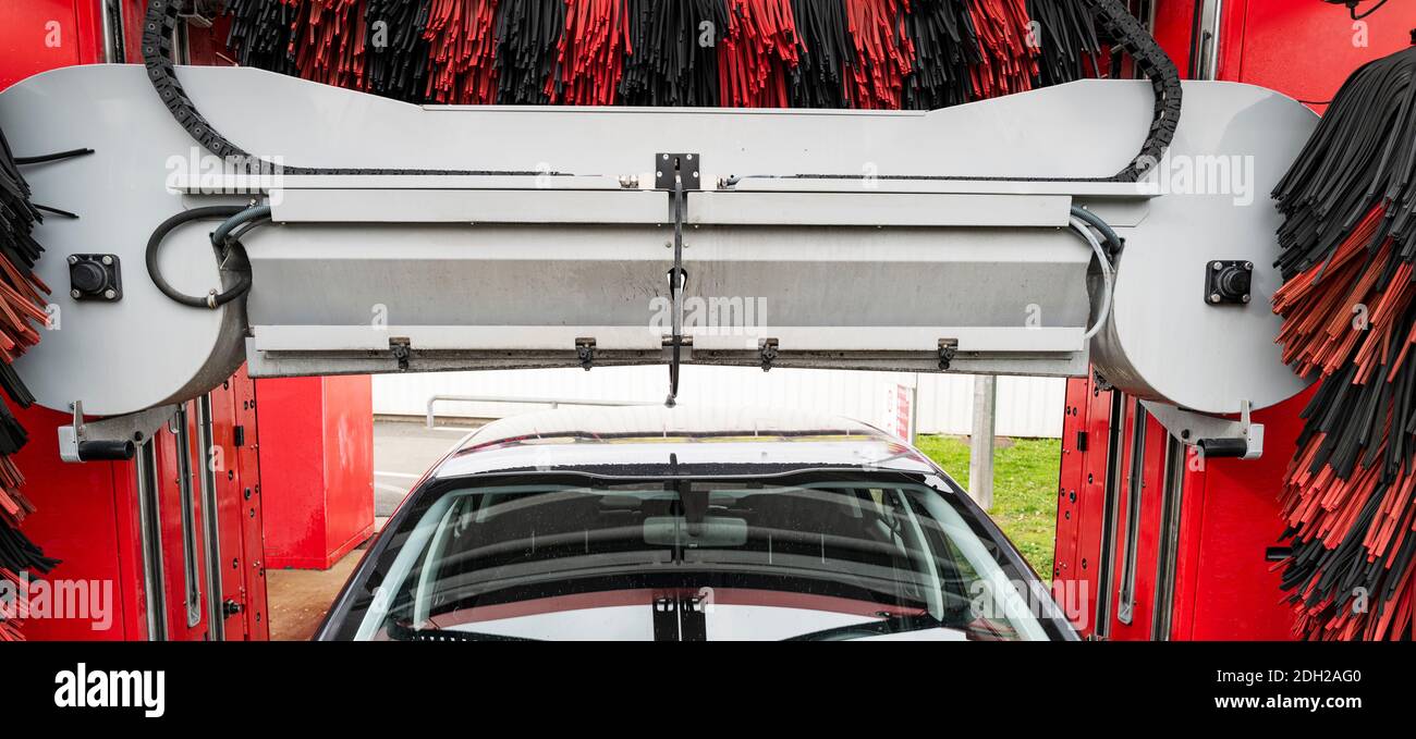 Vista in dettaglio per il lavaggio di auto, auto lavaggio schiuma, acqua di lavaggio automatico in azione Foto Stock