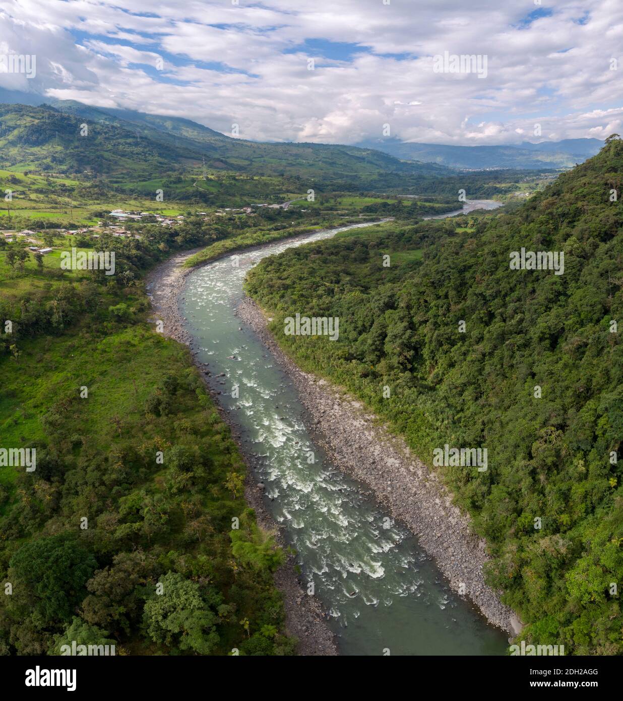 Vista aerea del Rio Quijos alle pendici amazzoniche delle Ande che guardano ad est. La riva del fiume con foresta pluviale montana, terra liberata per aqricul Foto Stock