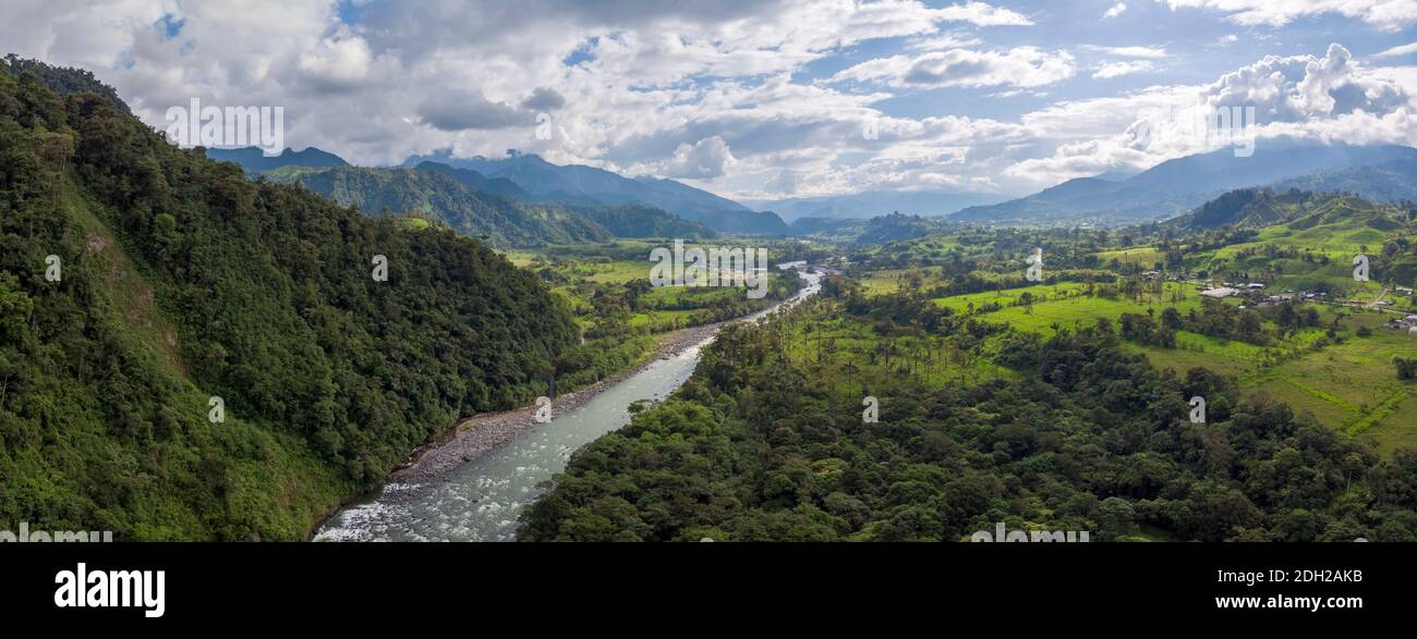 Vista panoramica aerea del Rio Quijos alle pendici amazzoniche delle Ande che guardano ad ovest. La riva del fiume con la foresta pluviale montana, e pulito fo Foto Stock