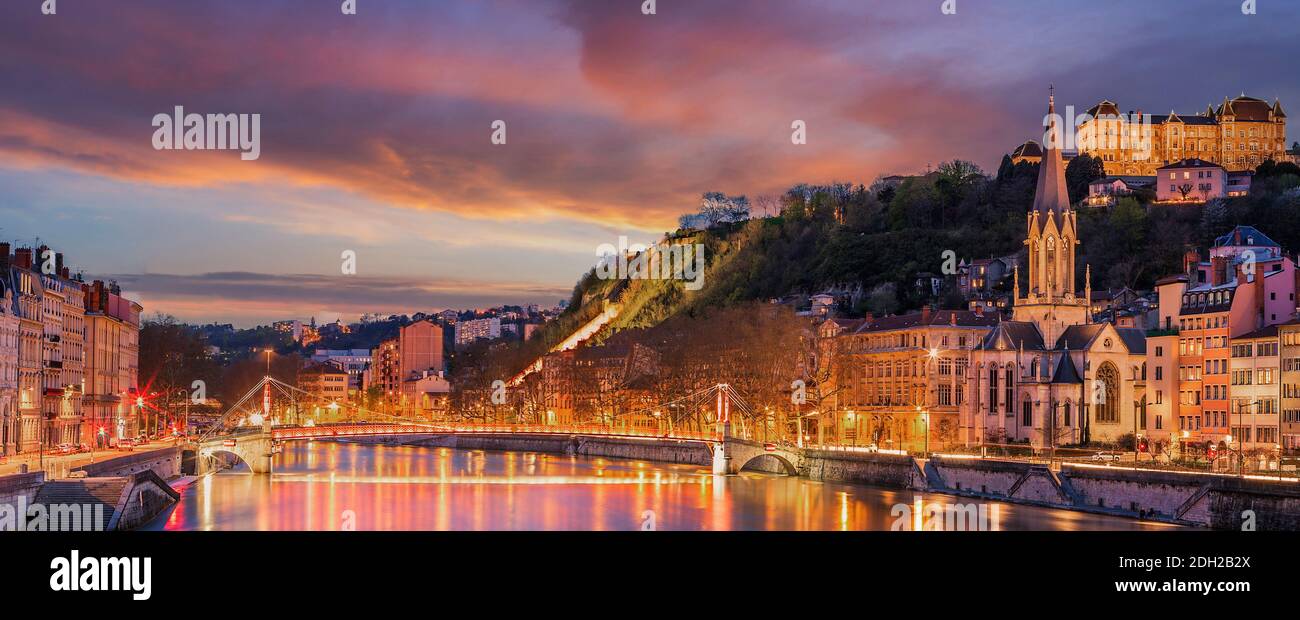 Vista del fiume Saone nella città di Lione alla sera, Francia Foto Stock