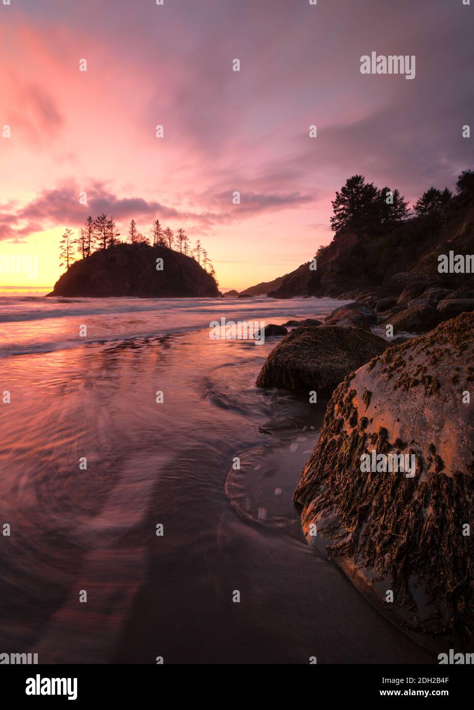 Tramonto a Rocky Beach, costa della California settentrionale Foto Stock