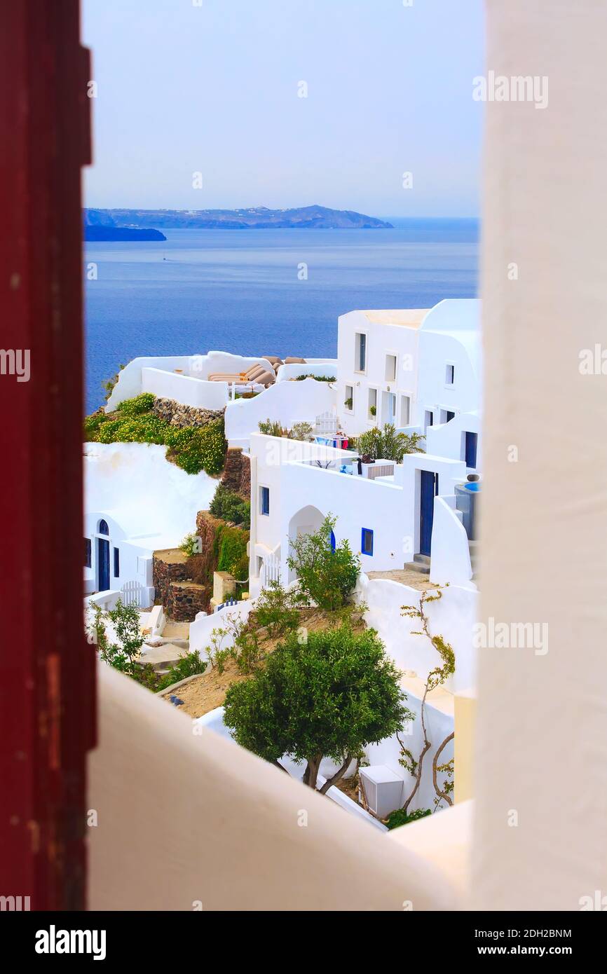 Case di Santorini, Grecia, vista attraverso la porta Foto Stock