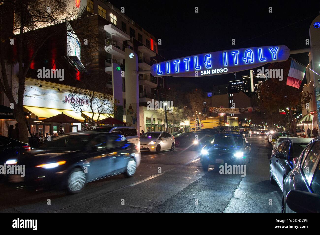 Quartiere Little Italy di notte, centro di San Diego, California, (foto di Casey B. Gibson) Foto Stock