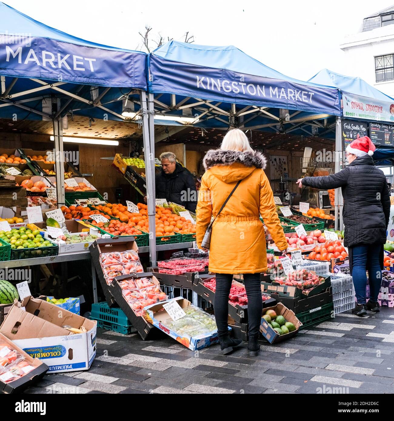 Kingston London, dicembre 09 2020, acquirenti che acquistano frutta e verdura fresca in un mercato aperto Foto Stock