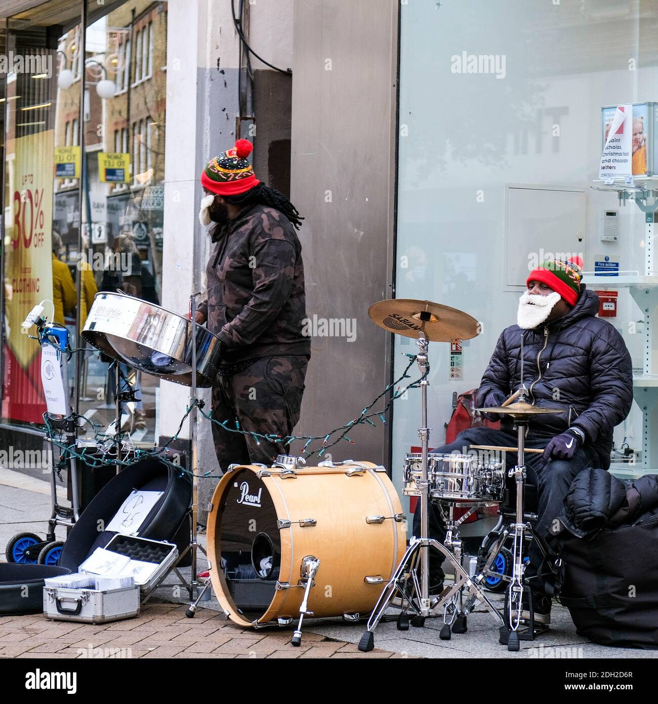 Kingston London, dicembre 09 2020, due intrattenitori Black Men che giocano a batteria e cantano busking per soldi su una High Street Foto Stock