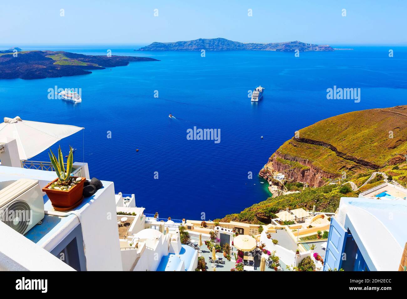 Santorini, Grecia iconica vista delle case bianche, caldera, isola del vulcano e panorama del mare con crociera Foto Stock