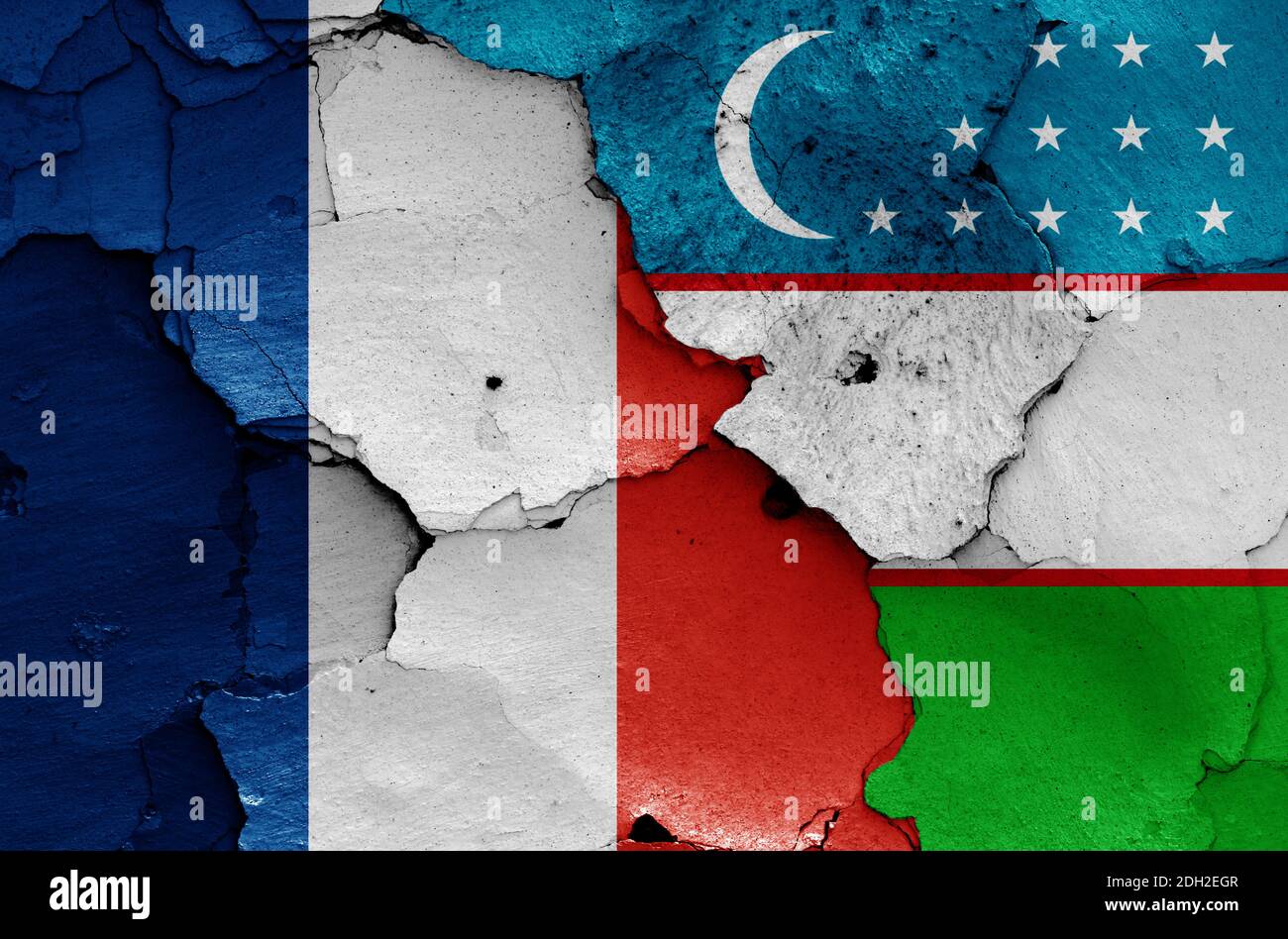 Bandiere di Francia e Uzbekistan dipinte su pareti incrinate Foto Stock