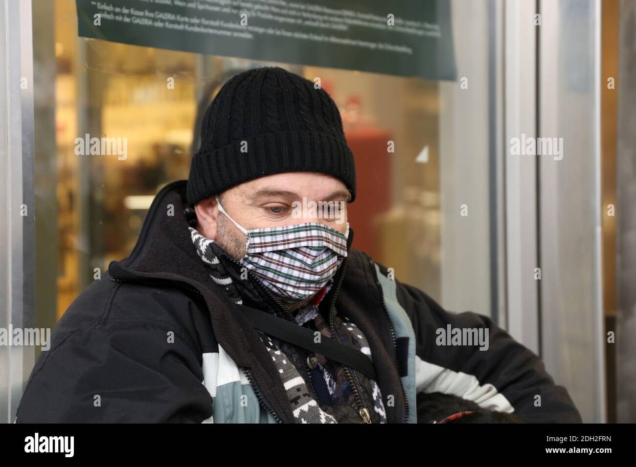 Mannheim, Germania, dicembre 2020: I senzatetto ai tempi di Corona. La pandemia del virus della corona aggrava la situazione dei senzatetto nel paese ( Foto Stock