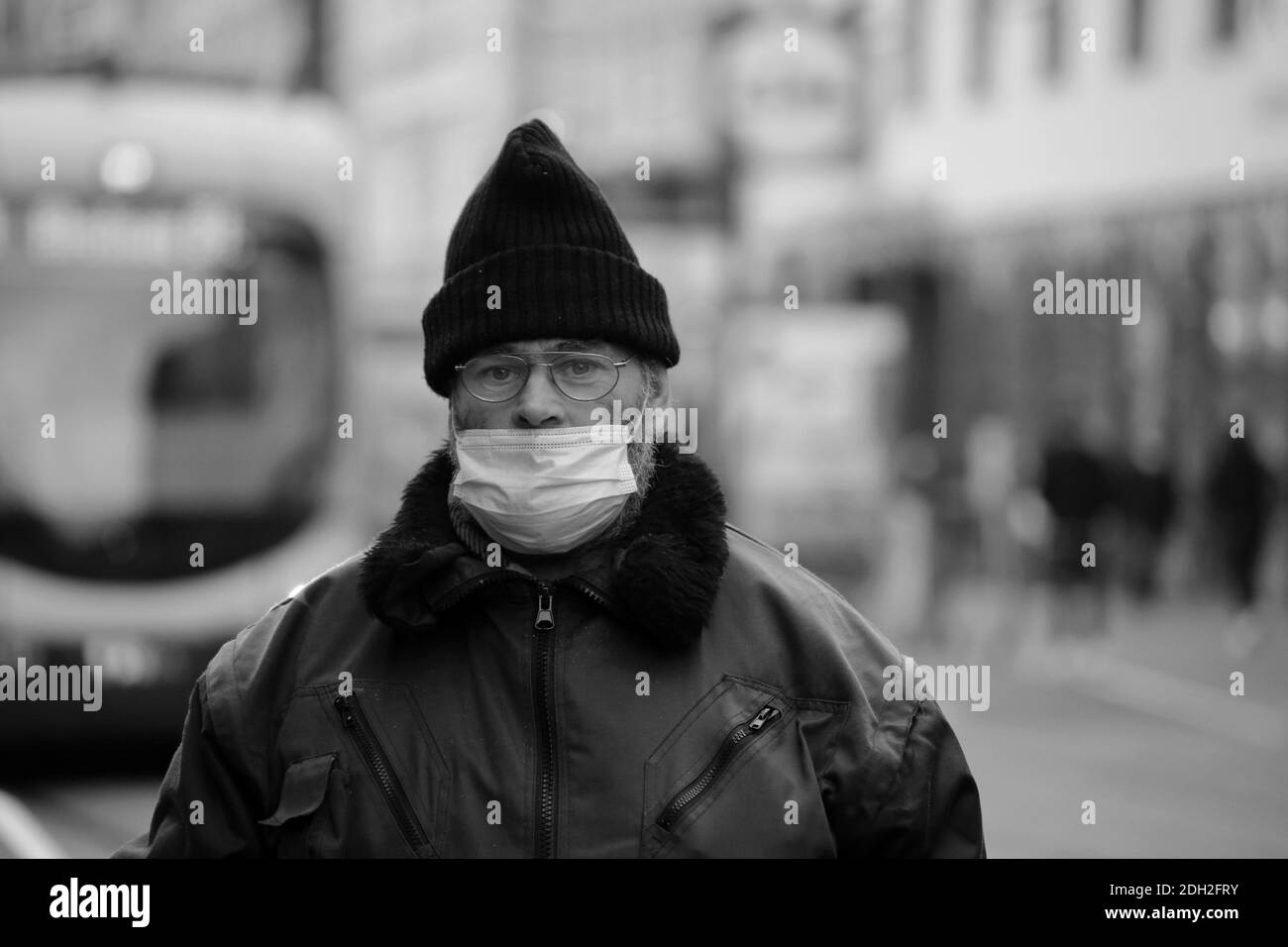 Mannheim, Germania, dicembre 2020: I senzatetto ai tempi di Corona. La pandemia del virus della corona aggrava la situazione dei senzatetto nel paese ( Foto Stock