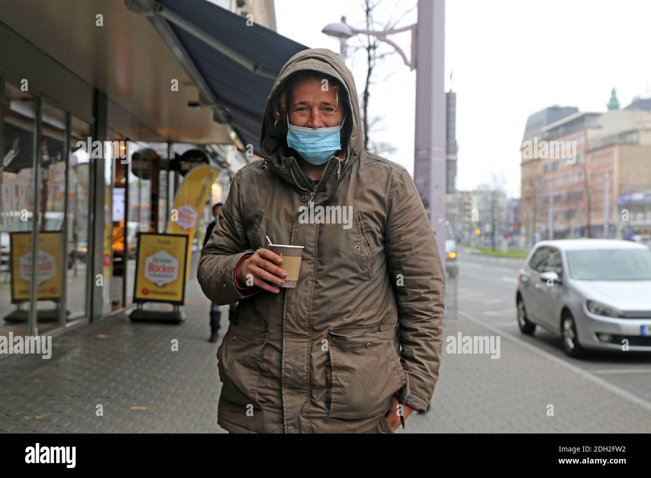 Mannheim, Germania, dicembre 2020: I senzatetto ai tempi di Corona. La pandemia del virus della corona aggrava la situazione dei senzatetto nel paese ( Foto Stock