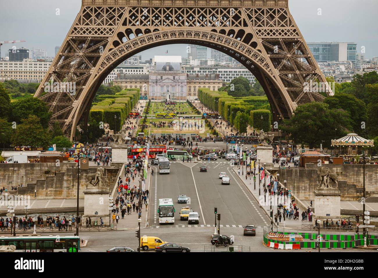 Parigi, Francia 24 luglio 2017: Torre Eiffel primo piano di una strada con auto e autobus traffico da un trasportatore, passaggio sotto un ar Foto Stock