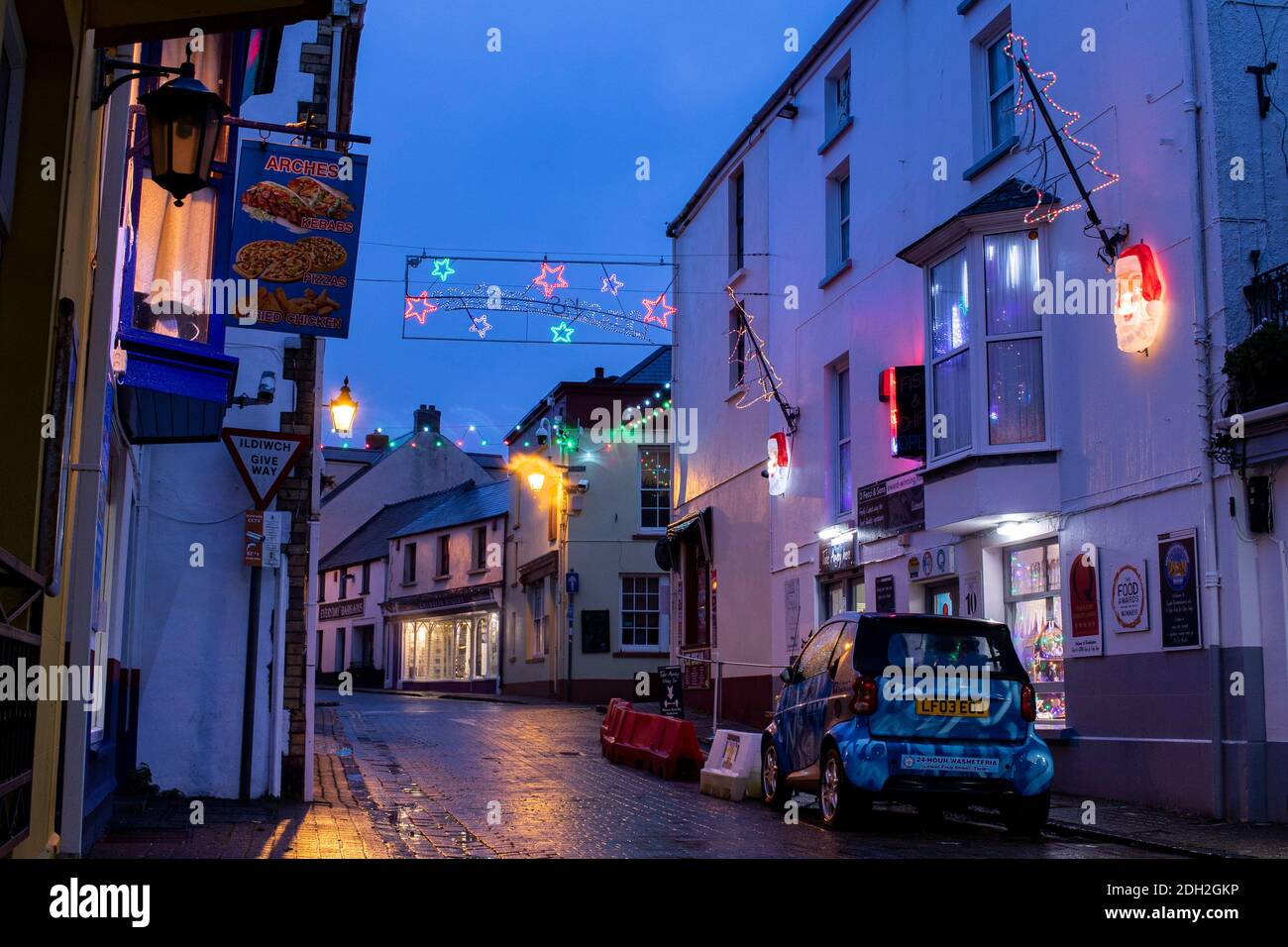 Tenby, Galles, Regno Unito. 9 Dic 2020. Una vista delle luci di Natale su Lower Frog Street, Tenby. Lewis Mitchell. Foto Stock