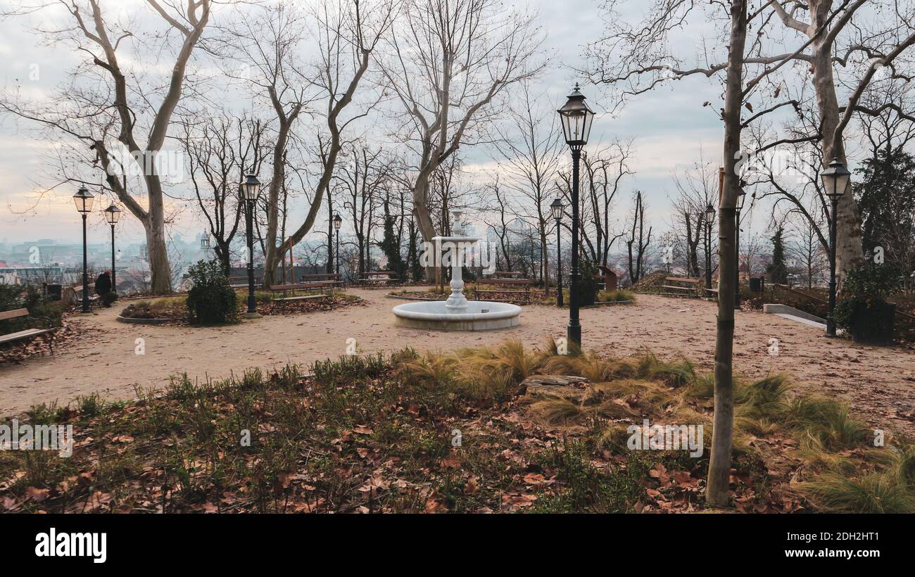 Zagabria Gric parco, con panorama della città zagreb in lontananza, coperto di nebbia durante freddo, giorno d'inverno Foto Stock