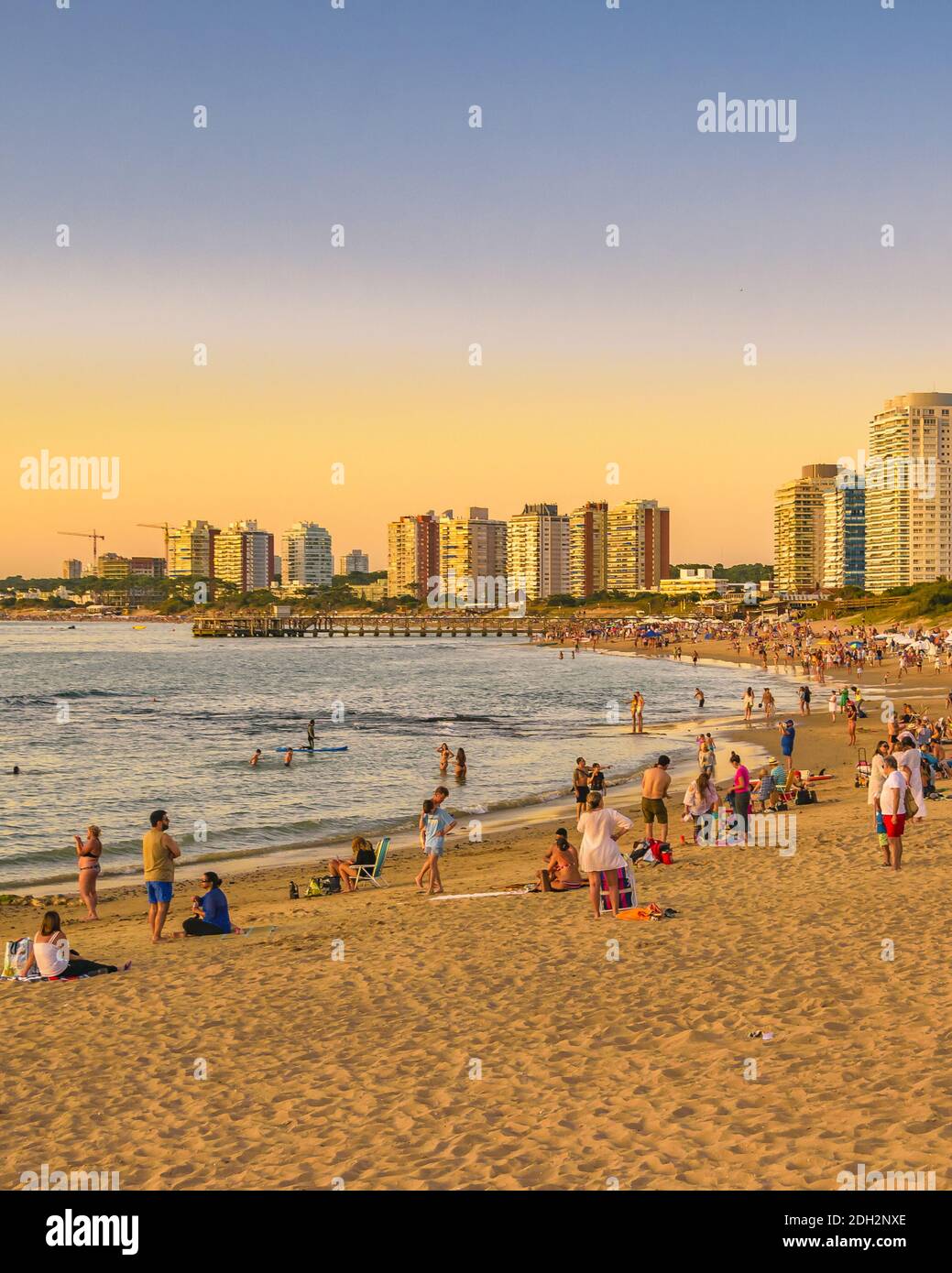 Affollata spiaggia di Mansa, Punta del Este, Uruguay Foto Stock