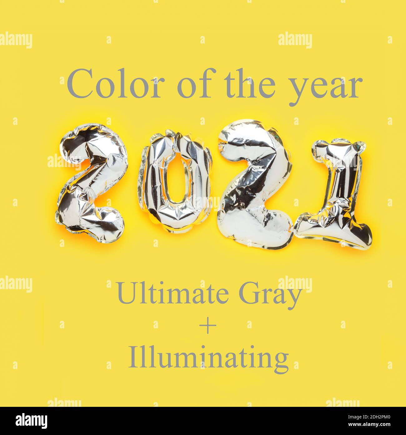 Colore del 2021 anno, giallo e grigio, palloncini in alluminio sotto forma di numeri 2021. Palloncini d'aria color argento su sfondo giallo brillante Foto Stock