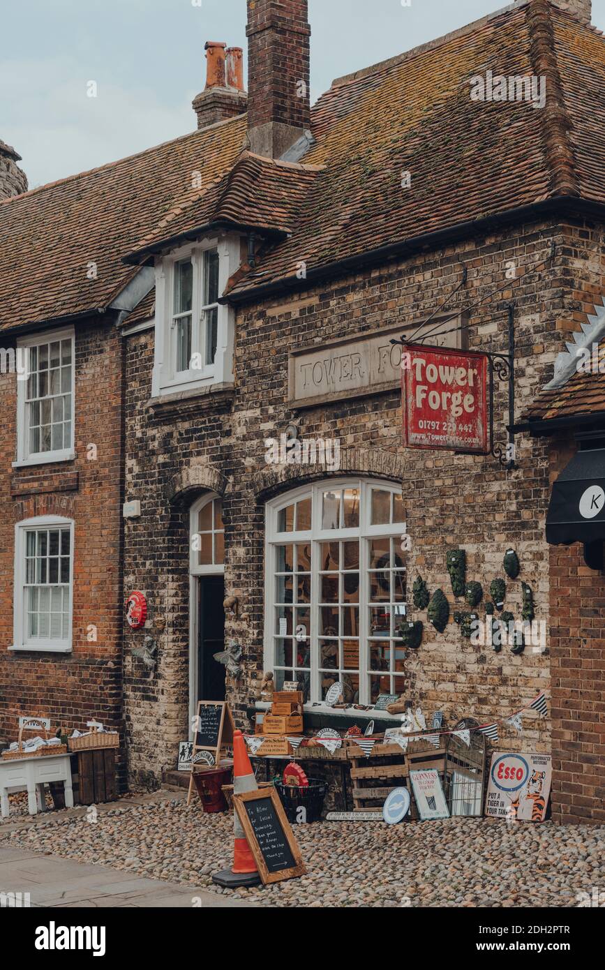 Rye, UK - 10 ottobre 2020: Prodotti in vendita al di fuori del negozio Tower Forge a Rye, una delle città medievali meglio conservate del Sussex orientale, Inghilterra. Foto Stock