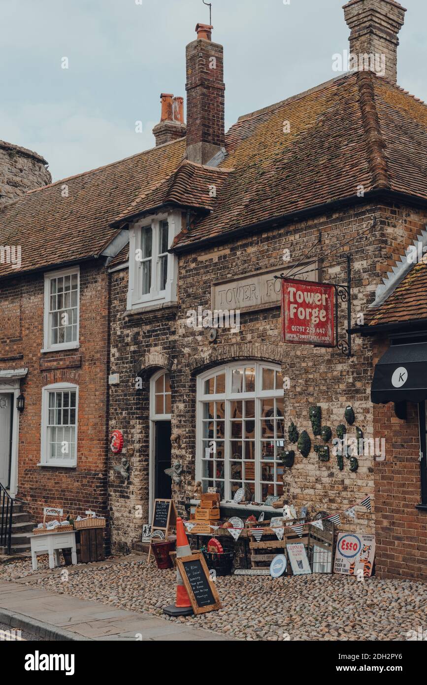 Rye, UK - 10 ottobre 2020: Prodotti in vendita al di fuori del negozio Tower Forge a Rye, una delle città medievali meglio conservate del Sussex orientale, Inghilterra. Foto Stock