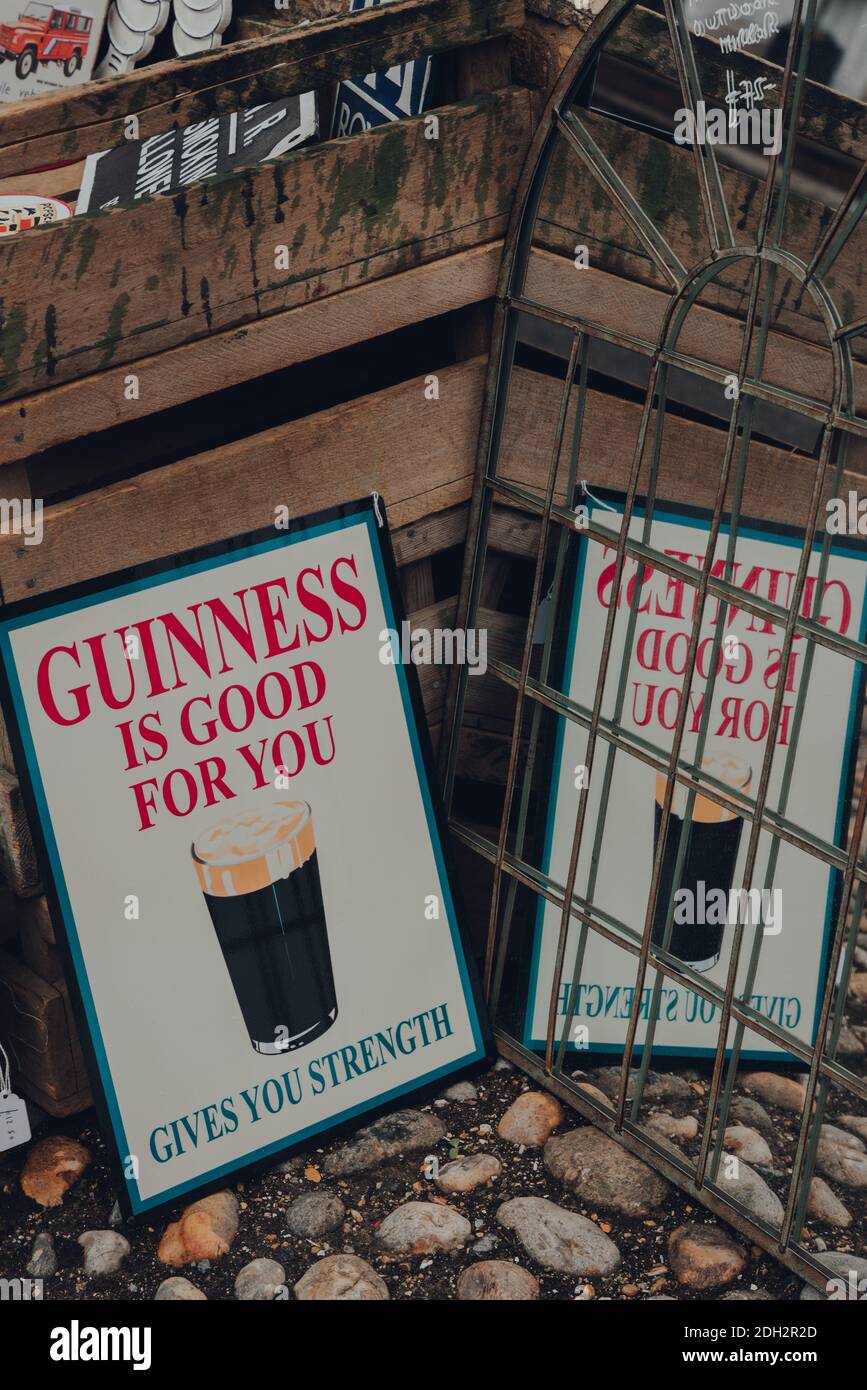 Rye, UK - 10 ottobre 2020: Poster Guinness e specchio antico in vendita fuori dal negozio Tower Forge a Rye, una delle città medievali meglio conservate di EA Foto Stock