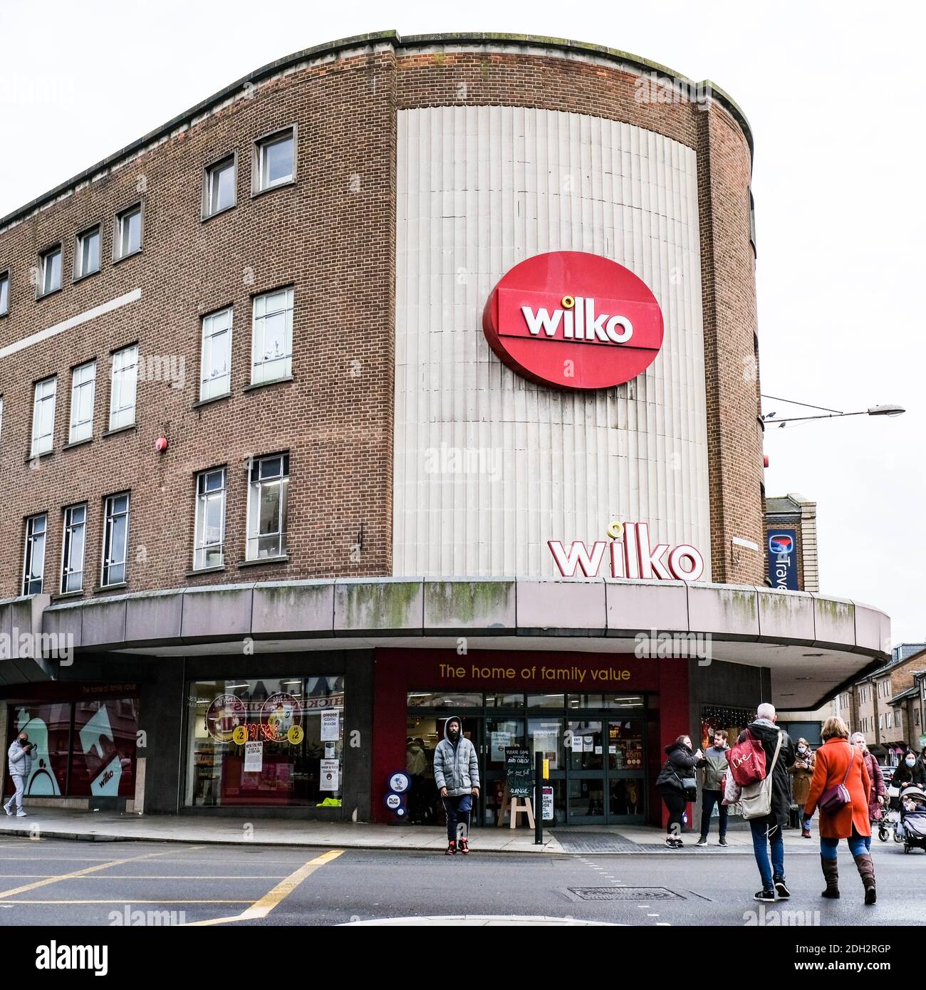 Kingston London, dicembre 09 2020, High Street Branch of Discount Shop Wilko con People Crossing the Road Foto Stock