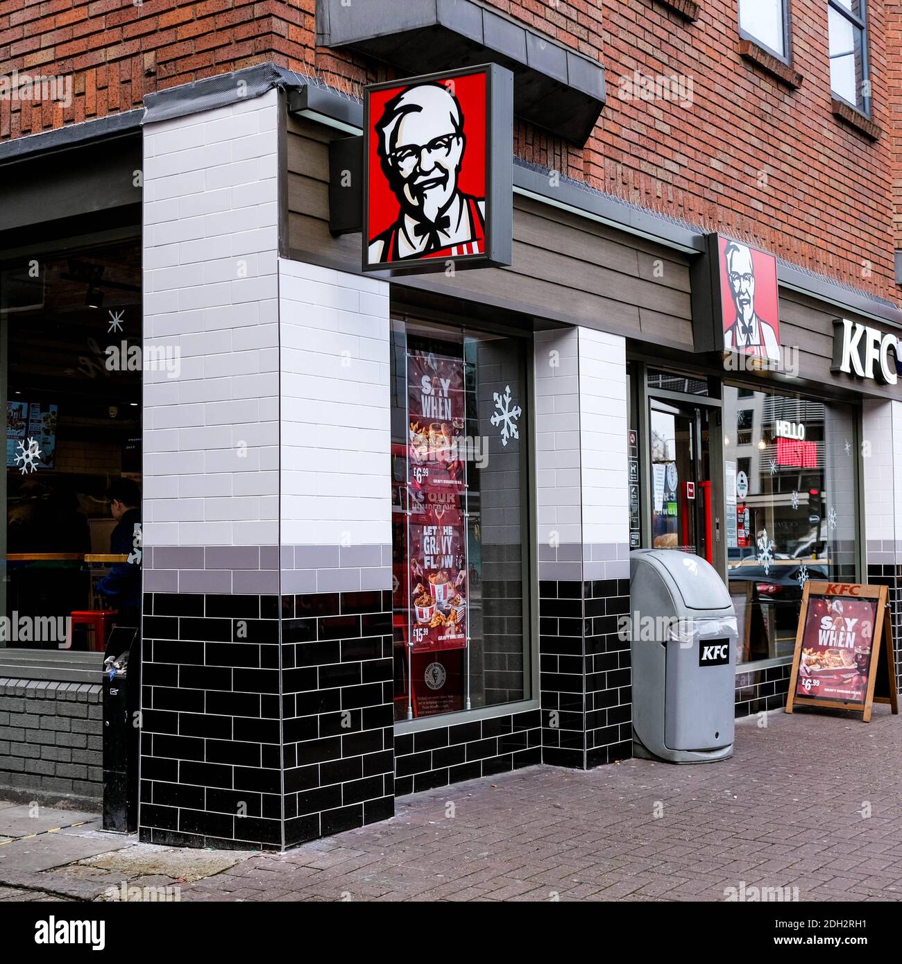 Kingston London, dicembre 09 2020, High Street Branch del Kentucky Fried Chicken Takeaway Food Shopy Foto Stock