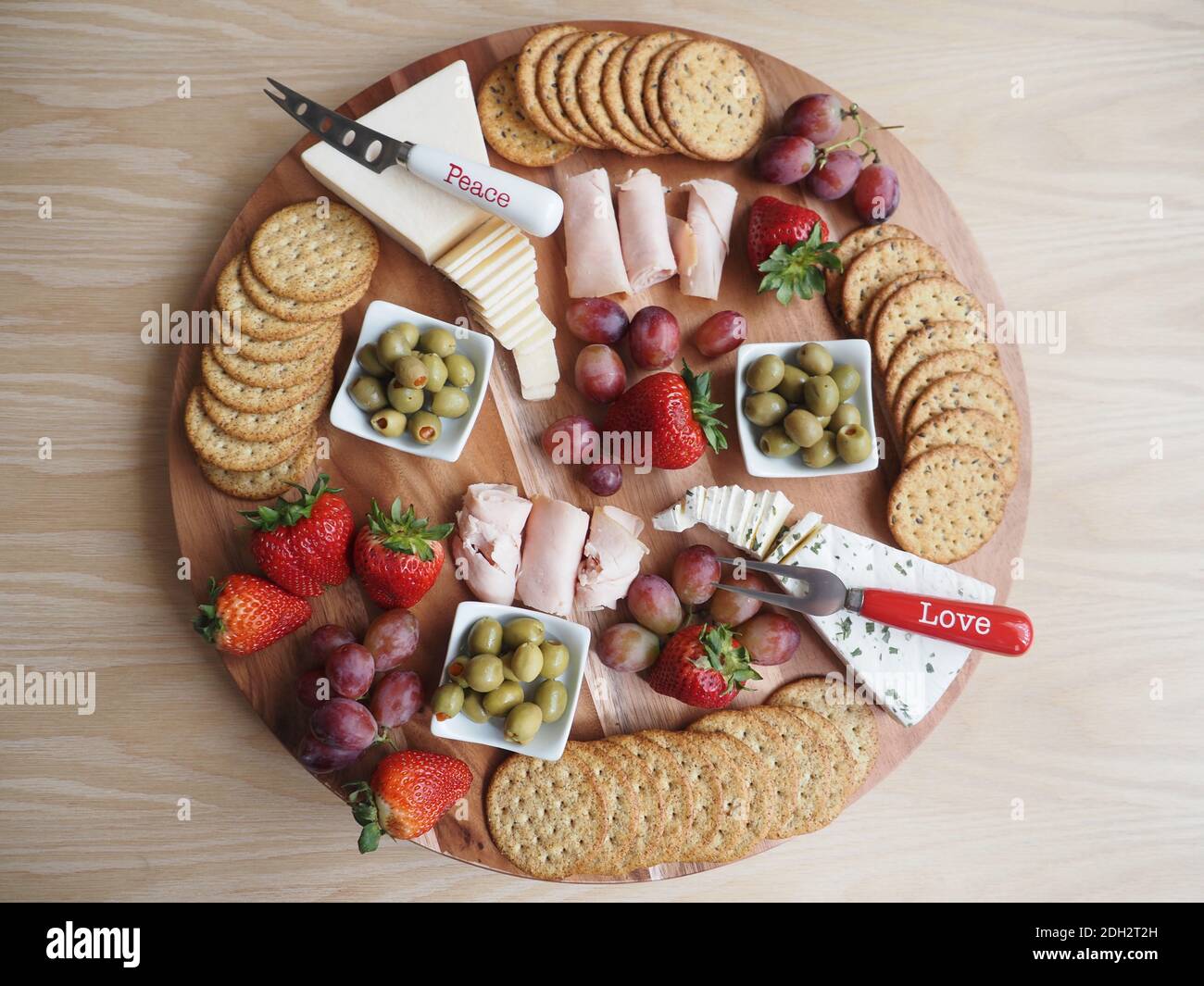 Storie di cibo, Charcuterie Wheel Formaggi e crackers presentazione vista dall'alto Foto Stock