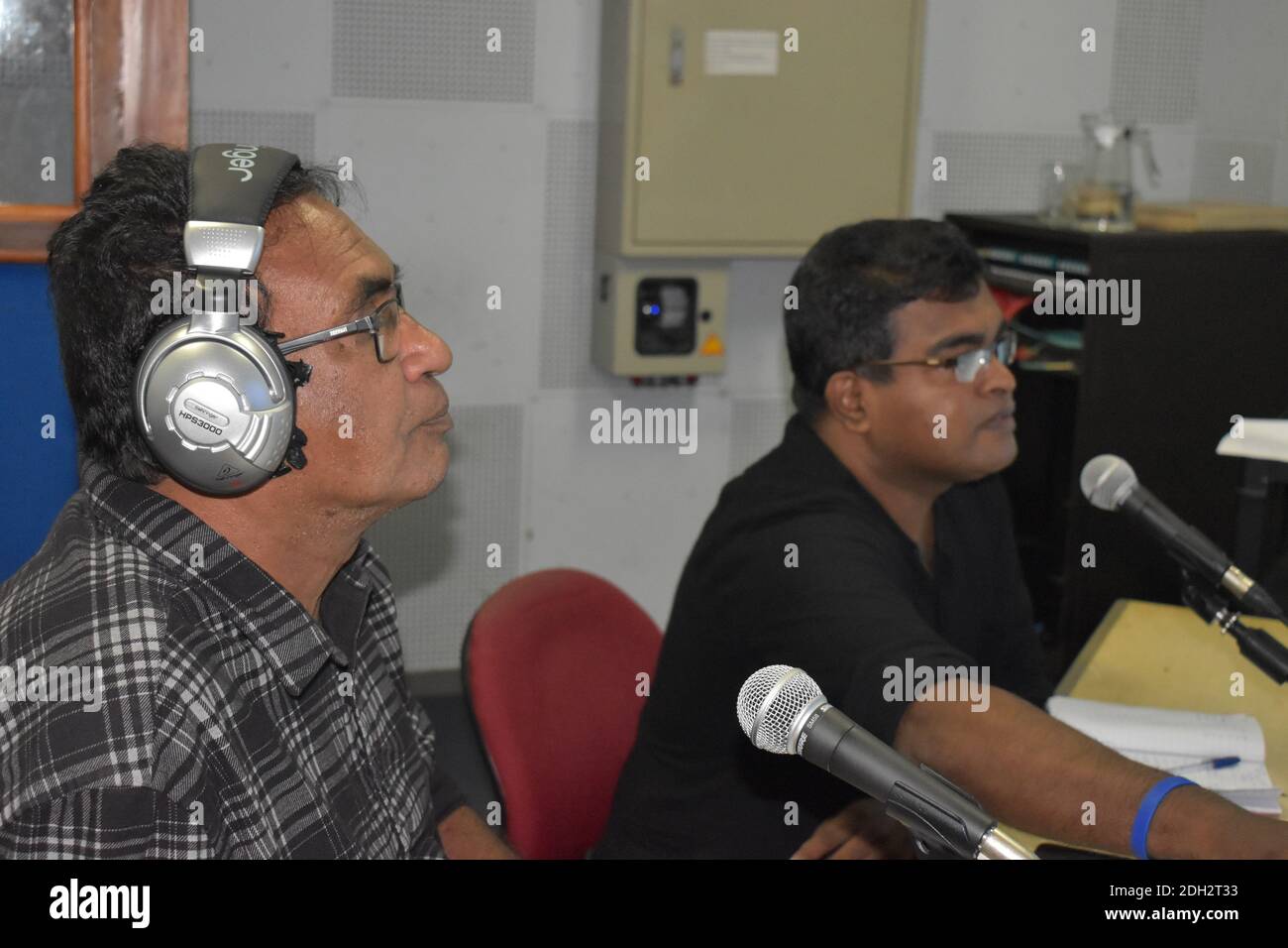 Due annunciatori sul microfono. La Sri Lanka Broadcasting Corporation (SLBC), ex radio Ceylon, è la più antica stazione radio del Sud Asia, ed è stata fondata come Colombo radio nel 1925. Colombo, Sri Lanka. Foto Stock