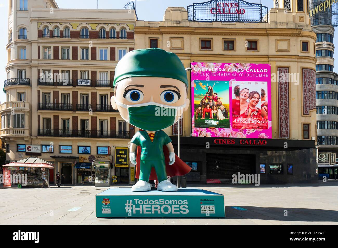 MADRID,CALLAO, SPAGNA: Figura di un infermiere in una maschera, fumo medico e capo con un testo: Siamo tutti heros.solidarietà con tutti coloro che combatte con covid Foto Stock