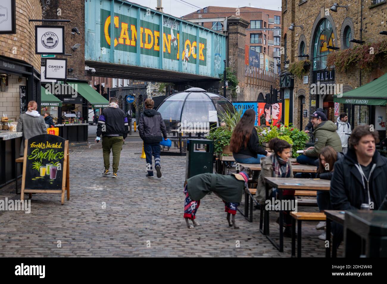 Acquirenti e turisti a Camden Market. Foto Stock