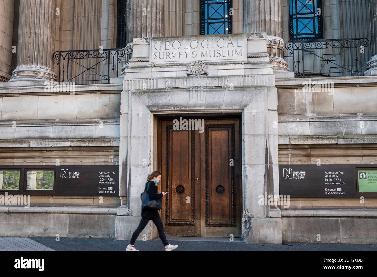 Il frontage del Geological Survey and Museum, che mostra l'ingresso con i pedoni che passano. Foto Stock