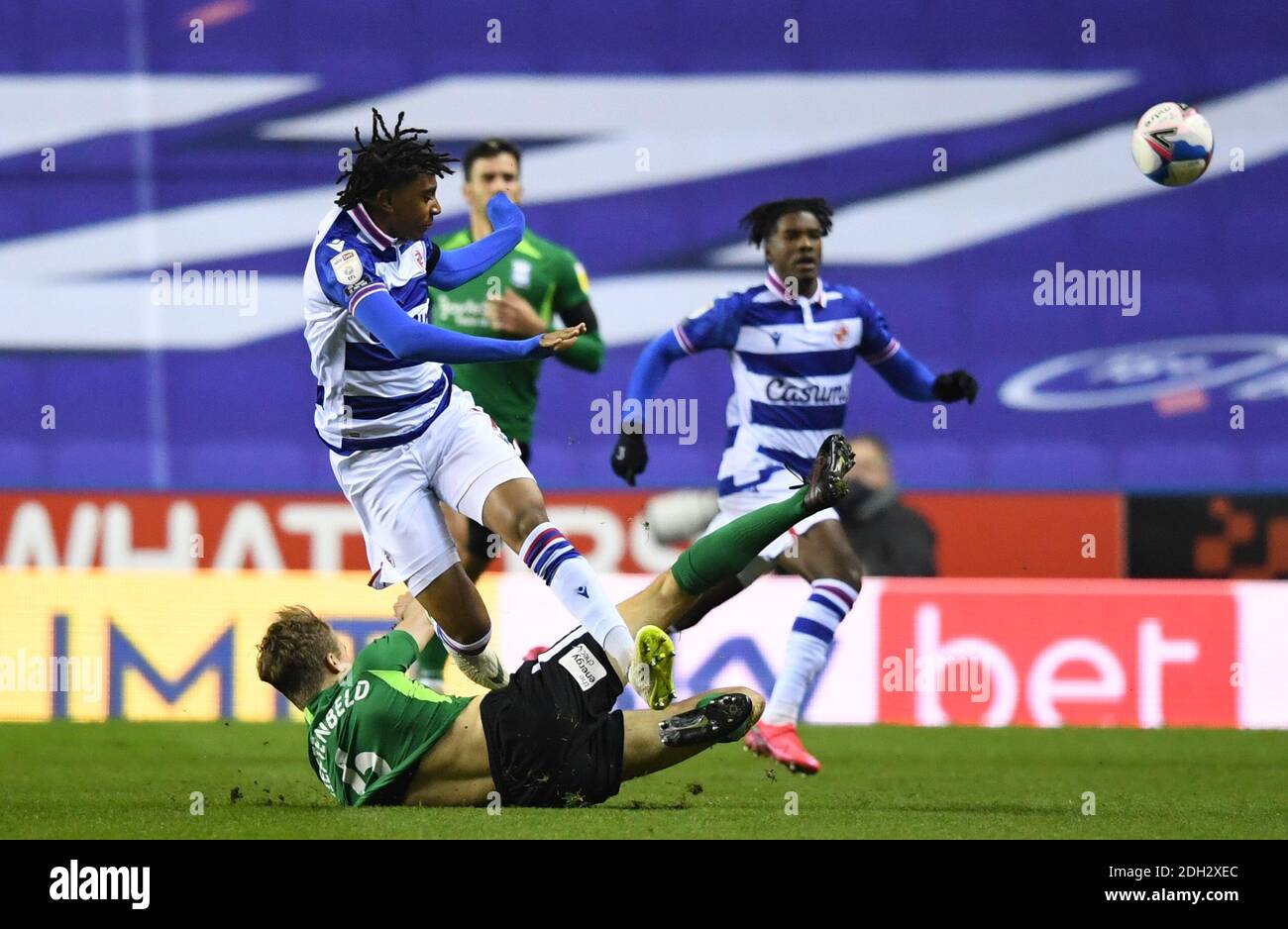 Madejski Stadium, Reading, Berkshire, Regno Unito. 9 Dic 2020. Campionato di calcio della Lega inglese Calcio, lettura contro Birmingham City; Maikel Kieftenbeld di Birmingham City affronta Michael Olise di Reading Credit: Action Plus Sport/Alamy Live News Foto Stock
