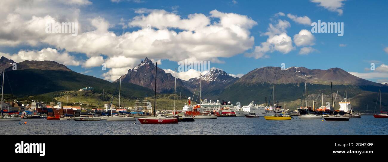 Vista della città di Ushuaia dal mare con Le montagne sullo sfondo Argentina Foto Stock
