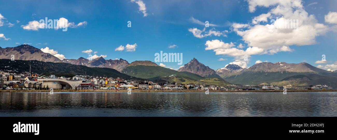 Vista della città di Ushuaia dal mare con Le montagne sullo sfondo Argentina Foto Stock