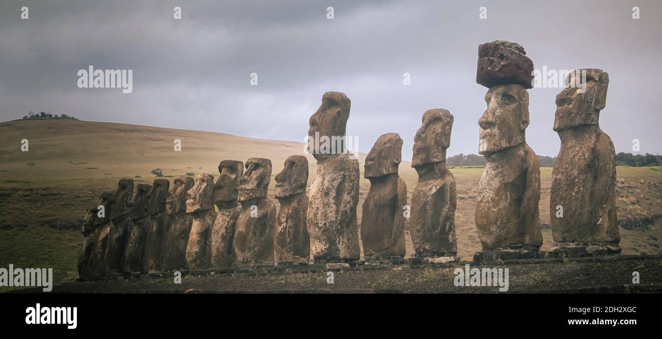 Vista panoramica del moai di Tongariki sull'Isola di Pasqua Cile Foto Stock