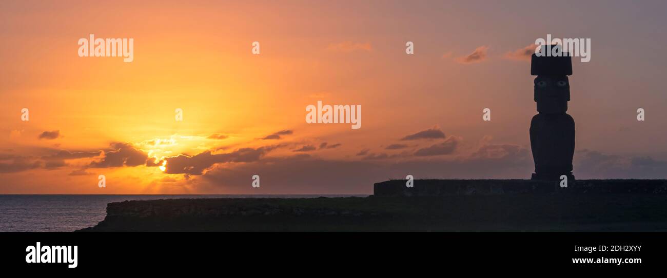 Panoramica del moai ahu Tahai durante il tramonto Isola di Pasqua, Cile Foto Stock