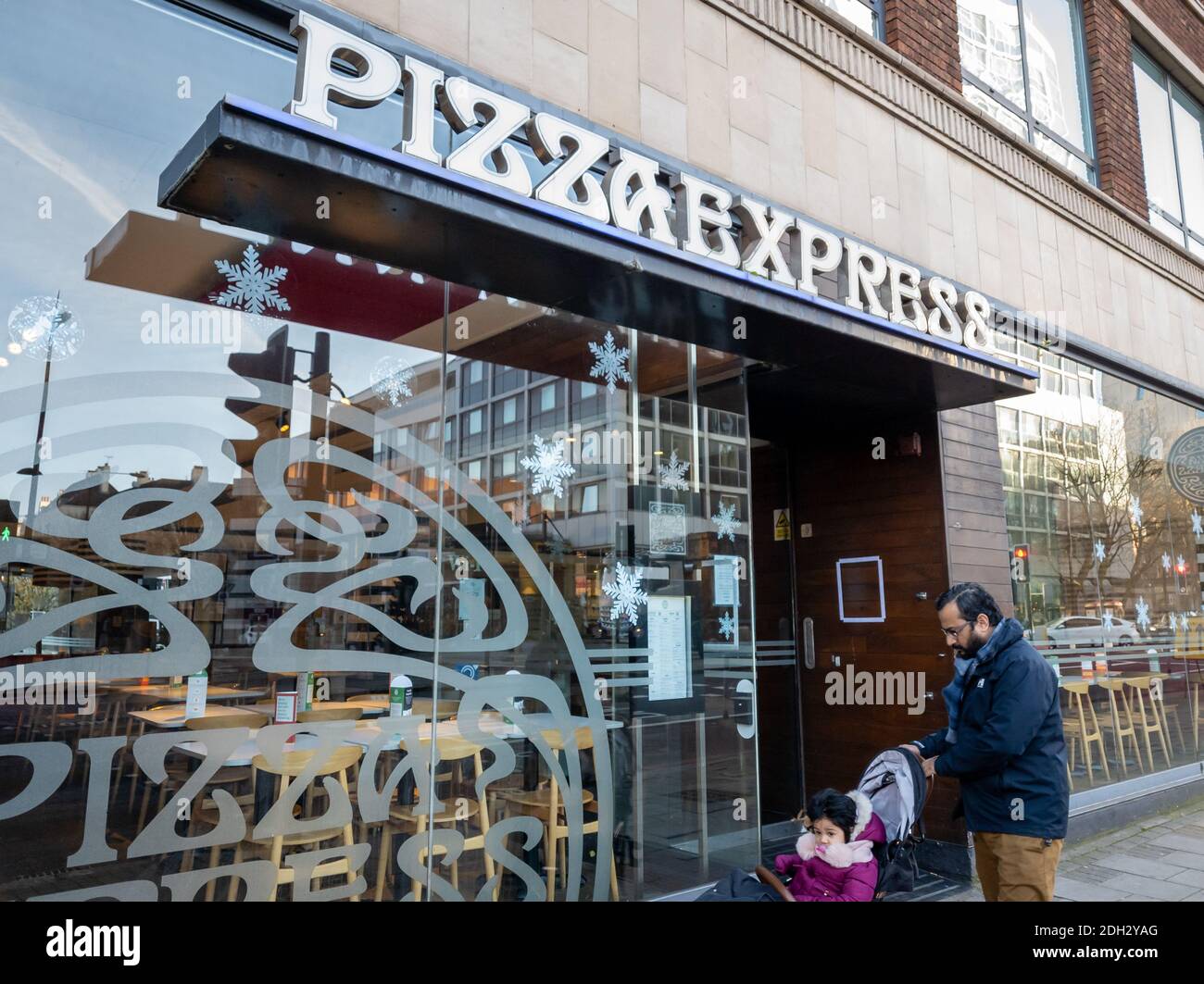 La facciata, i segni e il logo di una filiale di Pizza Express. Una catena multinazionale di fast food. Foto Stock