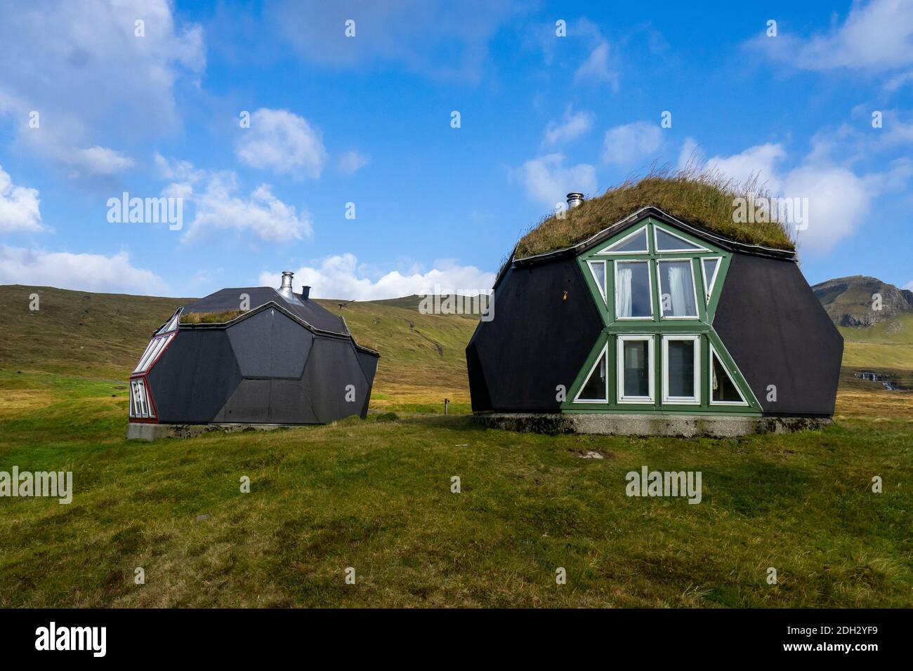 Kvivik (Kvívík) Streymoy Faroe Islands: Case strane - due piccole case geometrie igloo eco-friendly con tetti d'erba sulle colline. Foto Stock