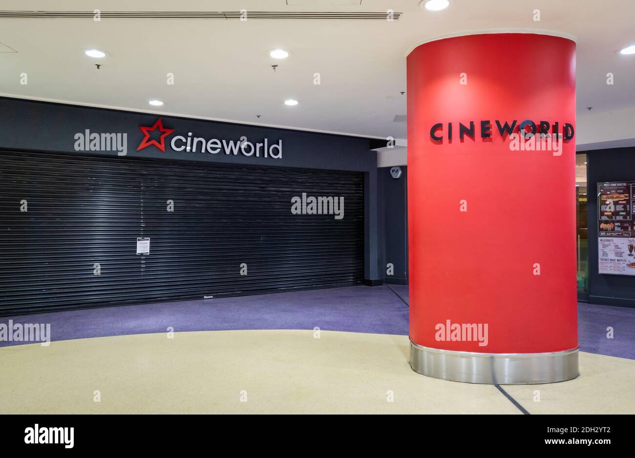 Un ramo della catena cinematografica britannica Cineworld ha chiuso durante la pandemia di Covid-19. Foto Stock