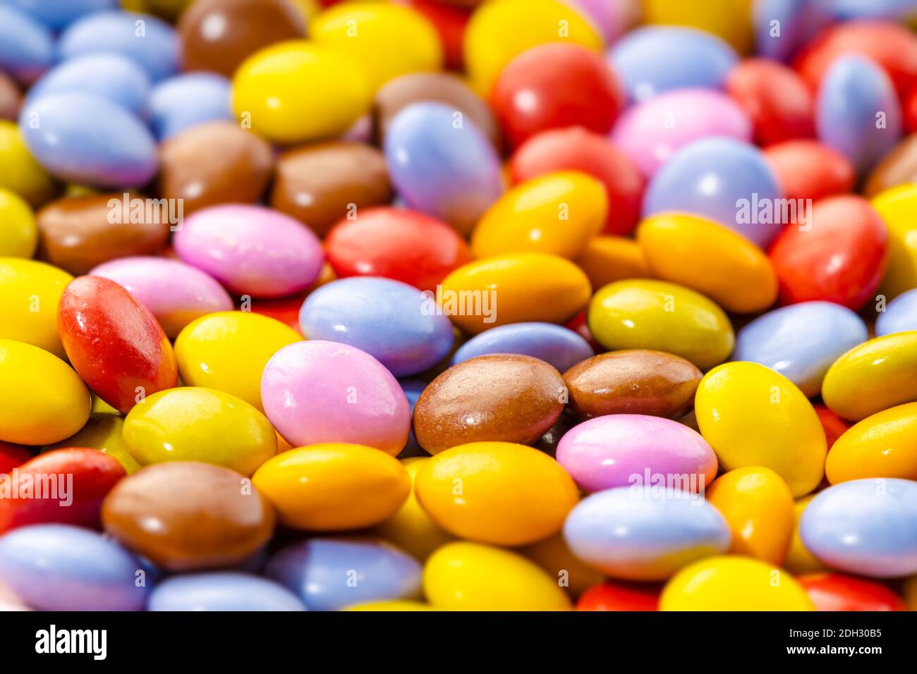 Sfondo caramelle al cioccolato multicolore. Messa a fuoco selettiva Foto Stock