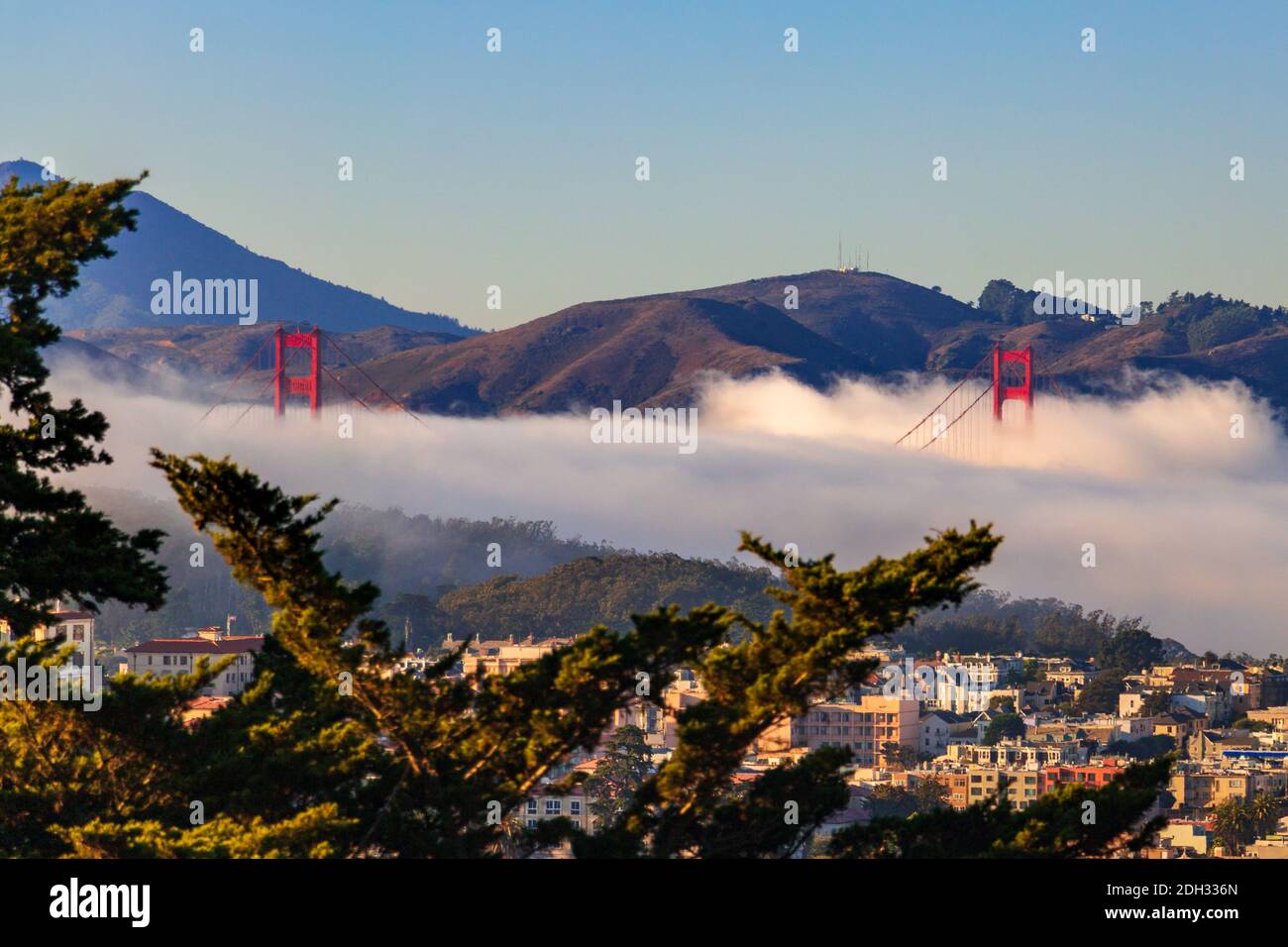 Il Golden Gate Bridge si sbirchia dalla nebbia di San Francesco Foto Stock