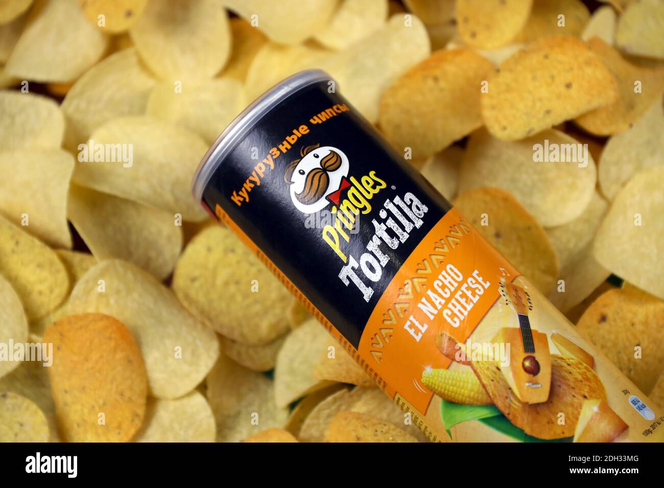 KHARKOV, UCRAINA - 23 NOVEMBRE 2020: Sapore di formaggio Pringles el nacho. Tubo di cartone può su molti Pringles patata chip sfondo. Pringles è un reggiseno Foto Stock