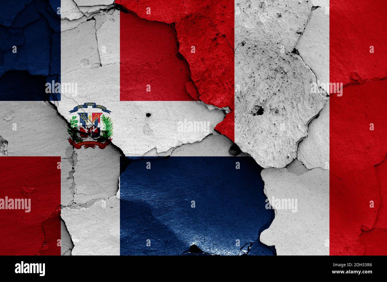 Bandiere della Repubblica Dominicana e del Perù dipinte su pareti incrinate Foto Stock