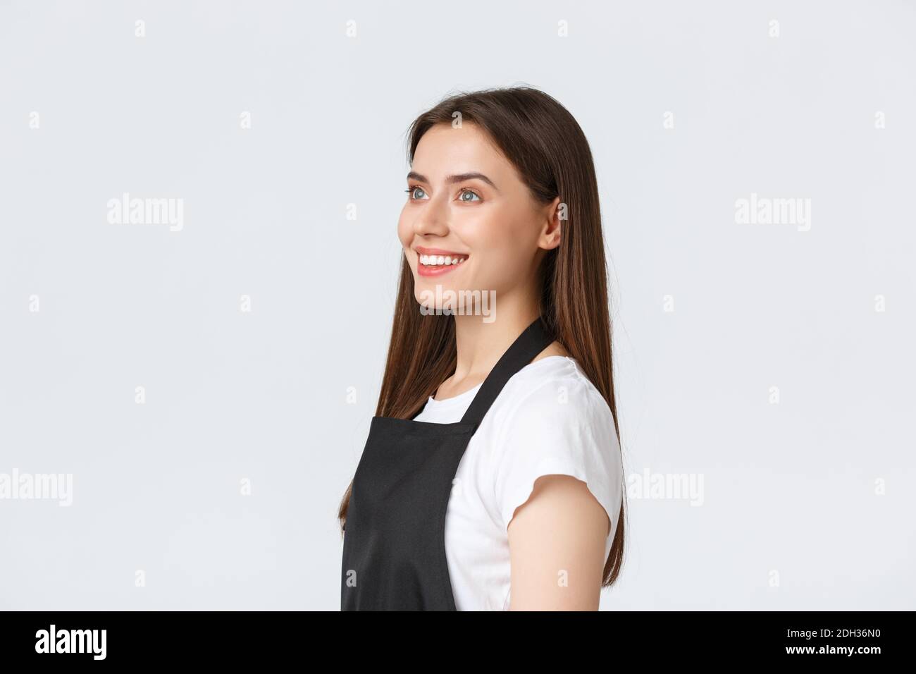 Dipendenti, lavoro, piccole imprese e concetto di caffetteria. Profilo del barista,venditore in grembiule nero reagiscono con excit Foto Stock