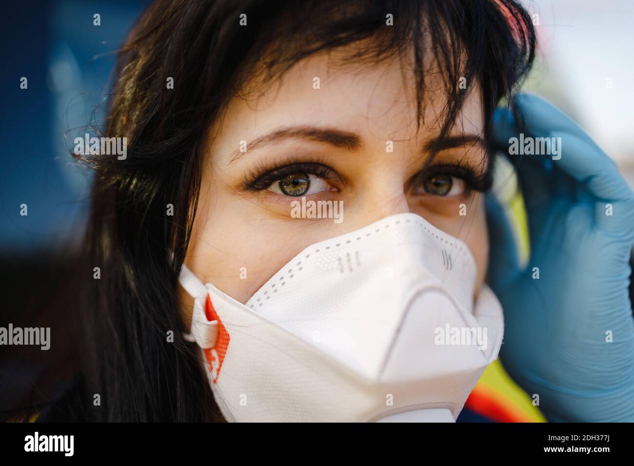 Vista ravvicinata sugli occhi dei paramedici che ti fissano all'interno dell'ambulanza veicolo Foto Stock