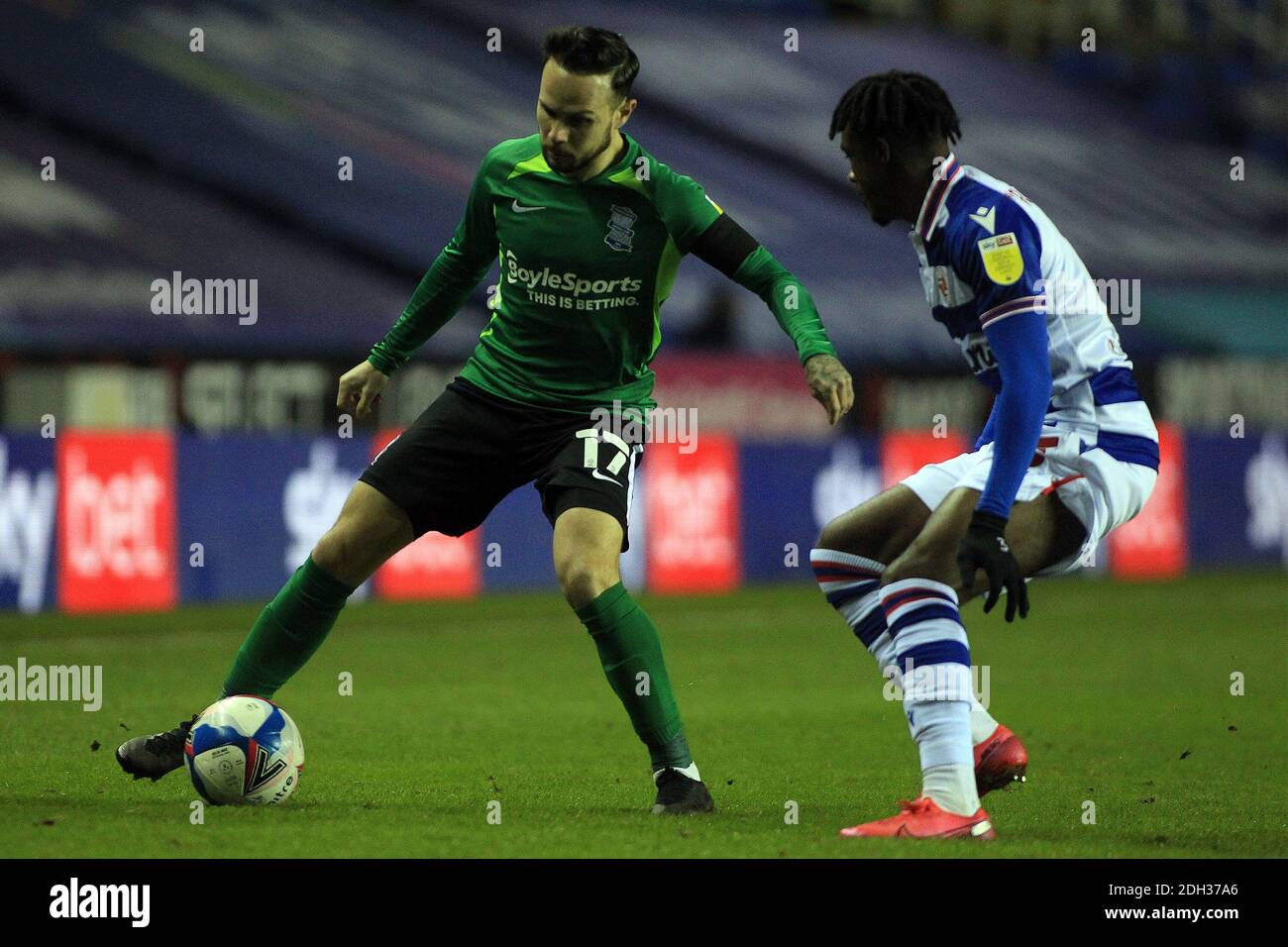 Reading, Regno Unito. 09 dicembre 2020. Ivan Sanchez di Birmingham City (L) in azione con ovie Ejaria di Reading (R). EFL Skybet Championship match, Reading v Birmingham City presso lo stadio Madejski di Reading mercoledì 9 dicembre 2020. Questa immagine può essere utilizzata solo per scopi editoriali. Solo per uso editoriale, è richiesta una licenza per uso commerciale. Nessun utilizzo nelle scommesse, nei giochi o nelle pubblicazioni di un singolo club/campionato/giocatore. pic by Steffan Bowen/Andrew Orchard sports photography/Alamy Live news Credit: Andrew Orchard sports photography/Alamy Live News Foto Stock