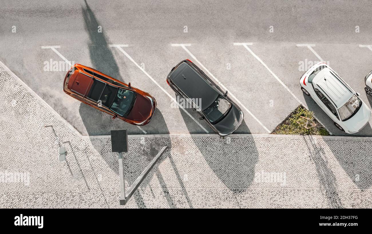 Il parcheggio non è buono. Occupando due spazi. Vettura parcheggiata in modo errato. Parcheggio doppio Foto Stock