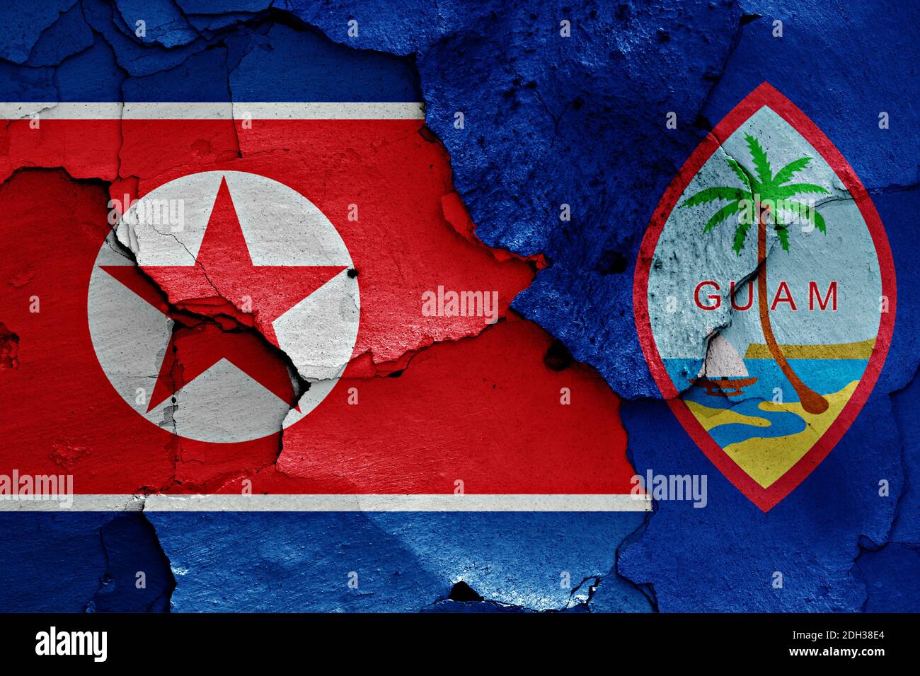 Bandiera della Corea del Nord e Guam dipinta su pareti incrinate Foto Stock
